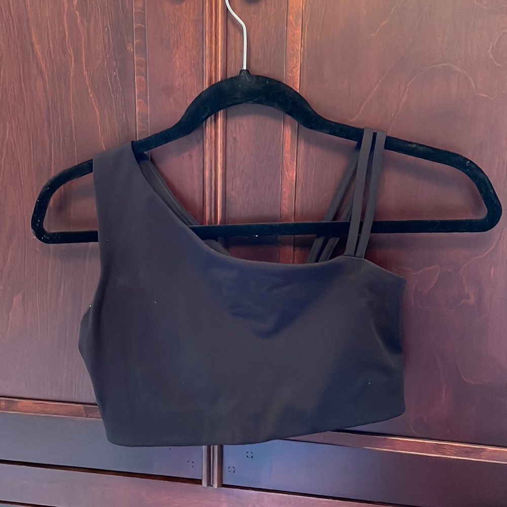 Black sports bra